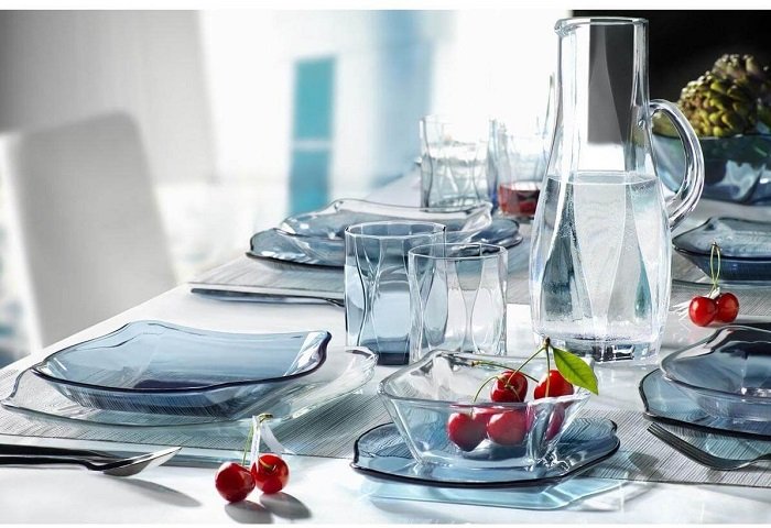 Set complet de vesela din sticla albastra cu farfurii pahare si carafă